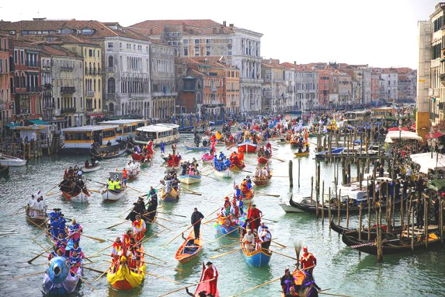 gondolas alegoricas no carnaval de veneza